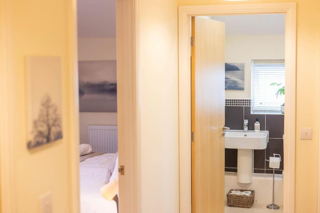 The Wellness Lodge- Gym, Table Tennis, Cinema, Parking And More! Bath Dış mekan fotoğraf