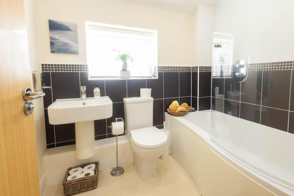 The Wellness Lodge- Gym, Table Tennis, Cinema, Parking And More! Bath Dış mekan fotoğraf