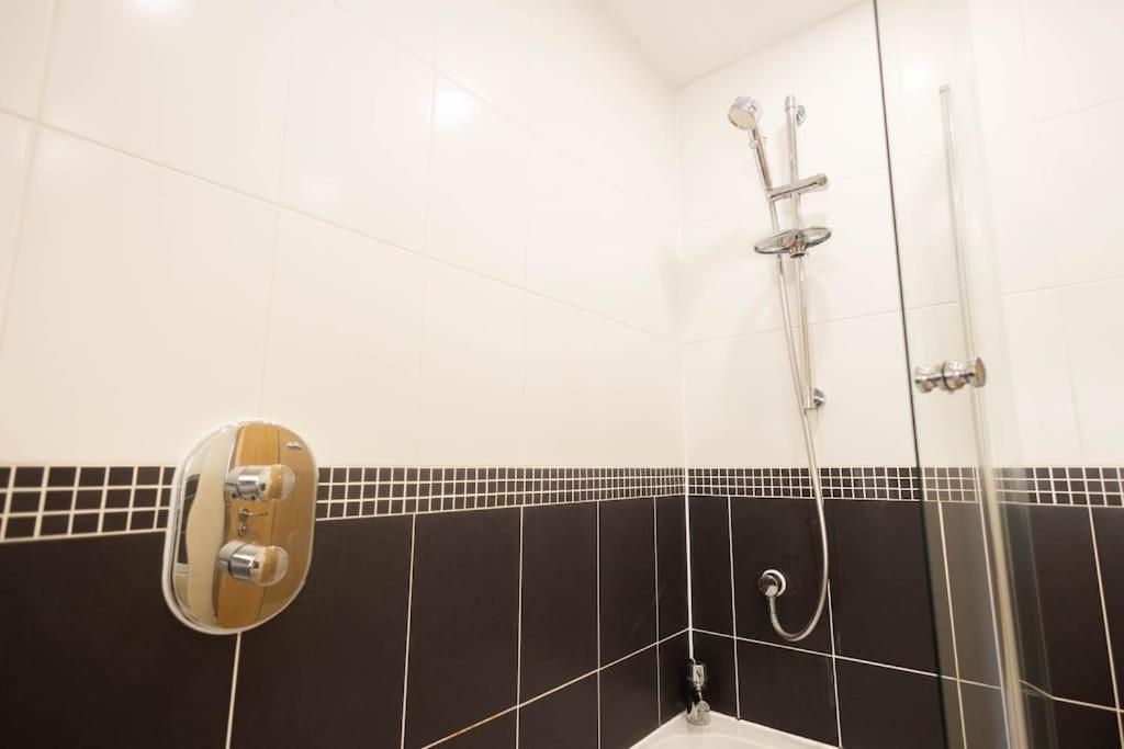 The Wellness Lodge- Gym, Table Tennis, Cinema, Parking And More! Bath Dış mekan fotoğraf