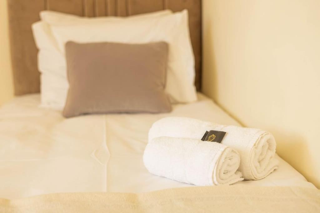 The Wellness Lodge- Gym, Table Tennis, Cinema, Parking And More! Bath Dış mekan fotoğraf