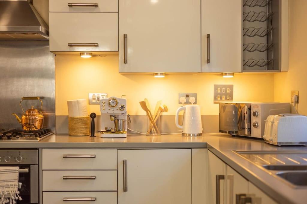 The Wellness Lodge- Gym, Table Tennis, Cinema, Parking And More! Bath Dış mekan fotoğraf